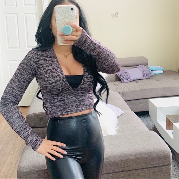 ๐ ARITZIA DEEP V CROP TOP - Picture 1 of 6